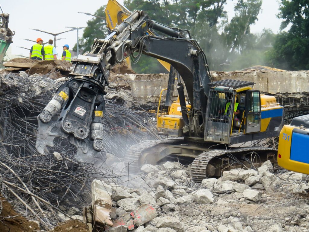 Foto de uma obra, evidenciando os resíduos de construção civil que serão controlados a partir da emissão do MTR.